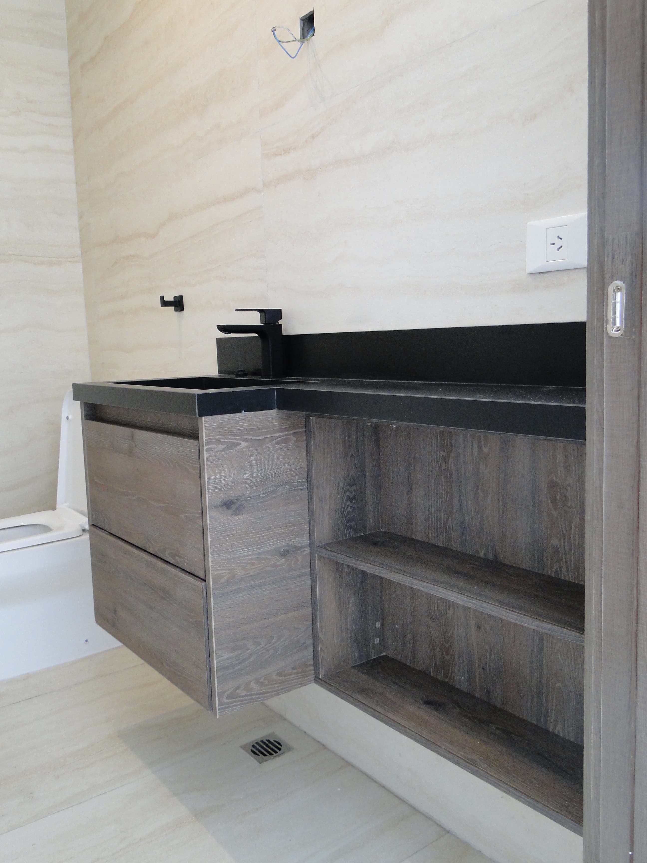 Vanitory flotante con mesada negra y bacha integrada