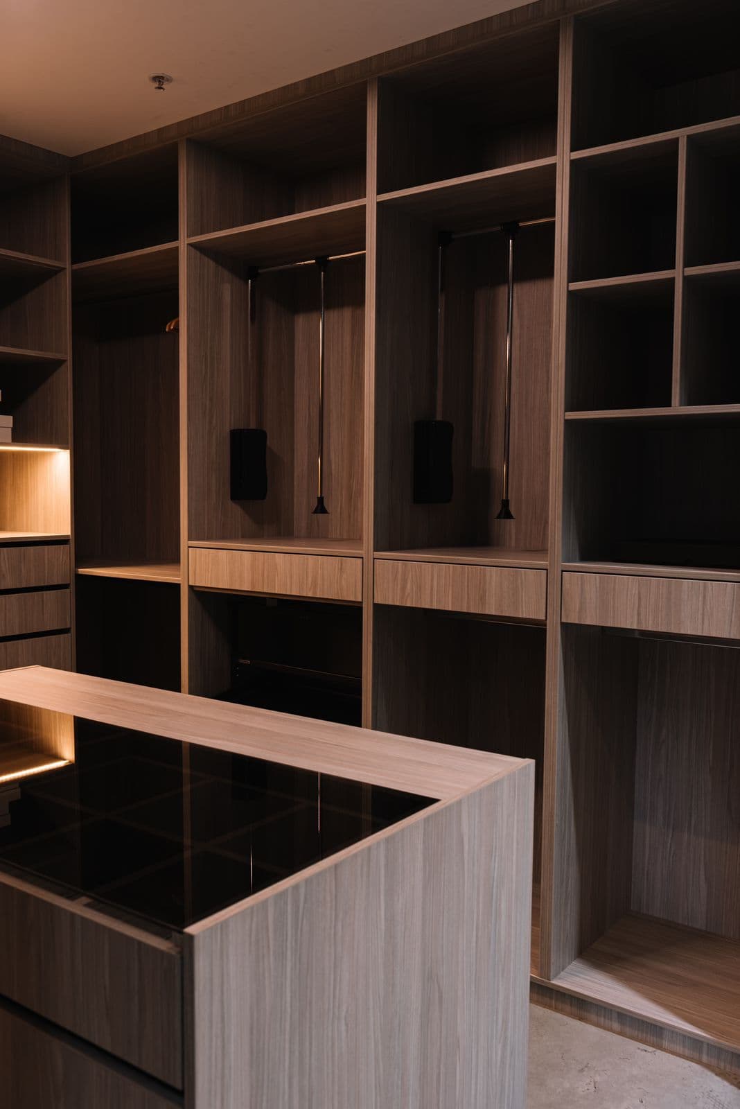 Vestidor de madera claro con isla central