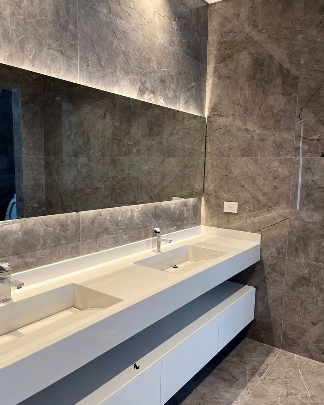 Baño con vanitory doble y espejo iluminado