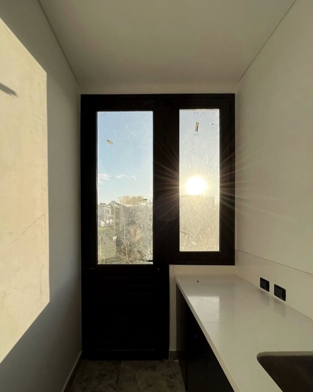 Puerta de interior de madera blanca en pasillo moderno