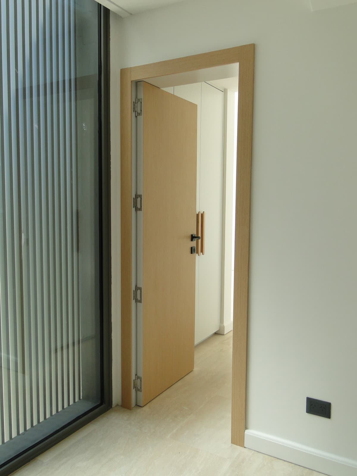 Puerta de interior minimalista negra