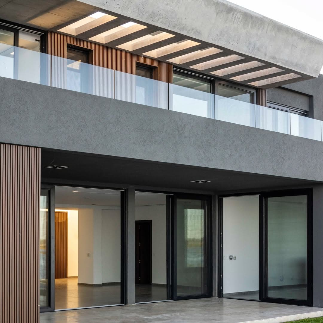 Ventanas de PVC blancas en living moderno